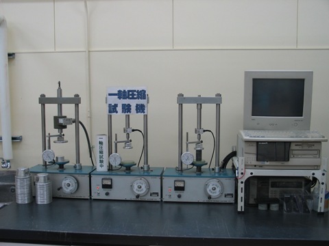 一軸圧縮試験機